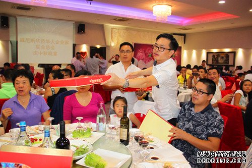 http://mmbiz.qpic.cn/mmbiz/jUJutK0YPJJm2TNxLyyFE6OHkXPRSblNcv8keSDEvTKXyjT3VG5vw9ZS7BibM7NhyOa5iagSNKdNic5YibSO5vOHbw/0